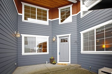 Gri bir iki hikaye uzun boylu evin dış ana girişi.