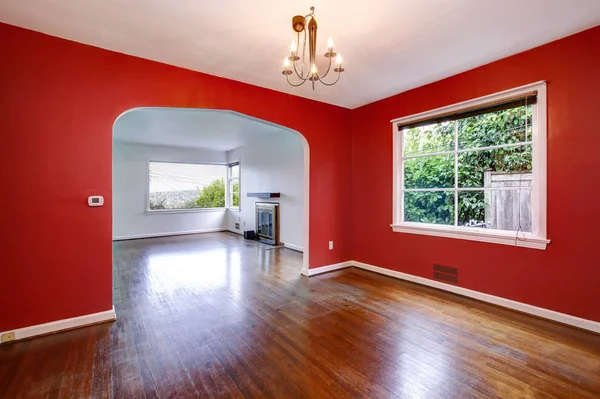 Comedor Transición Con Paredes Rojas Una Casa Estilo Artesano — Foto de Stock