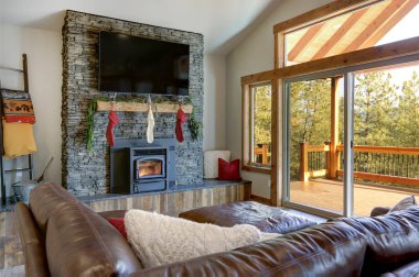 Taş şömine, Noel dekor ve güverte ile oturma odası iç.