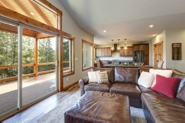 Işık oturma odası iç deri kanepe ve manzaralı geniş güverte.