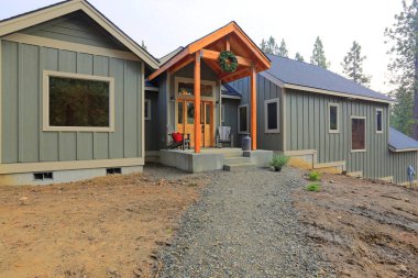 Ana giriş sundurma ahşap bir ev, Noel için dekore edilmiştir..