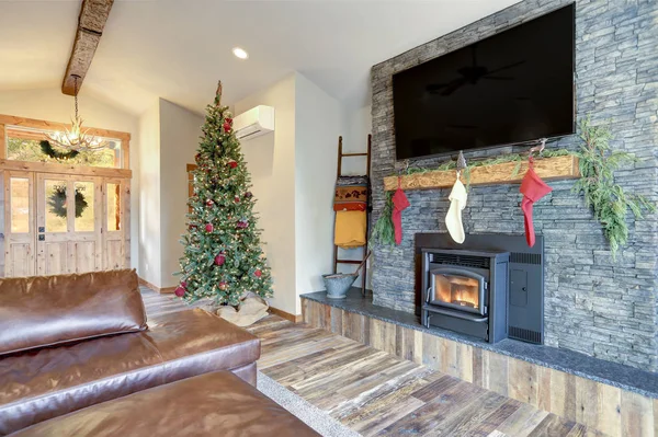 装饰精美的家庭内部圣诞节 起居区拥有灰色的石头壁炉 质朴的木地板和高拱形天花板 — 图库照片