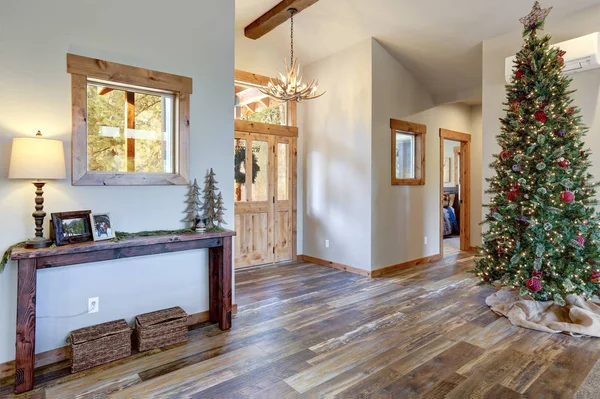 漂亮宽敞的门厅 装饰圣诞树 质朴的木地板和一个带篮子的控制台桌子 — 图库照片