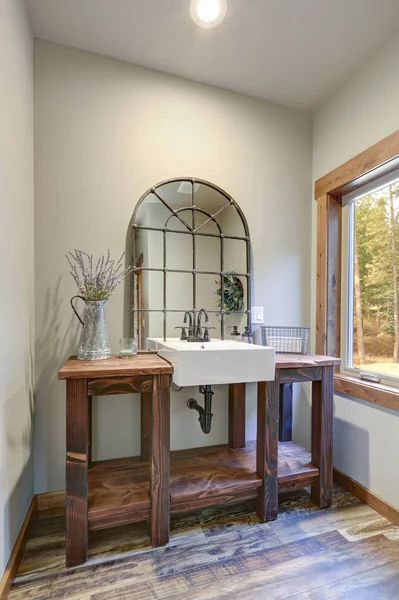 素敵な浴室を誇る鉄ケージ ミラーで飾られたカントリー スタイル洗面台 — ストック写真