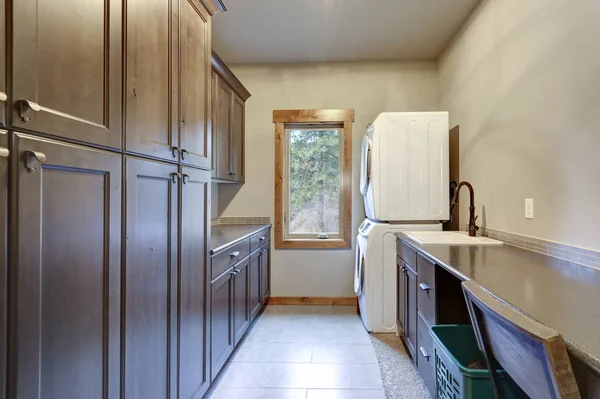 Ruang Cuci Dengan Pencuci Dan Pengering Bertumpuk Putih Depan Lantai — Stok Foto