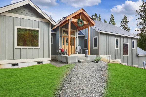 Haupteingang Veranda Eines Grauen Landhauses Mit Grünem Rasen — Stockfoto