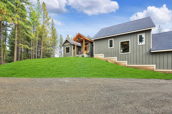 Grå Trä Land Hus Exteriör Med Blå Himmel Och Grönt — Stockfoto