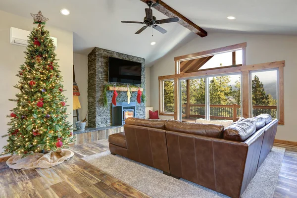 圣诞房室内设计 生活空间以横梁天花板 石制壁炉和装饰的圣诞树为特色 — 图库照片
