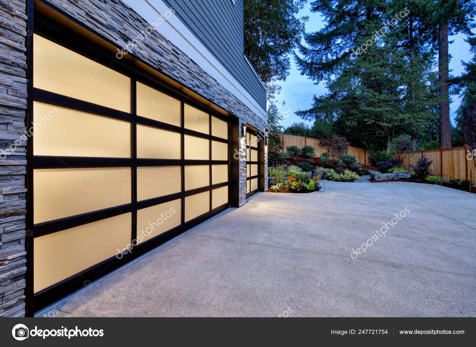 Modern House Exterior Two Car Garage Spacious Driveway Twilight Stock Photo  by ©iriana88w 247721754