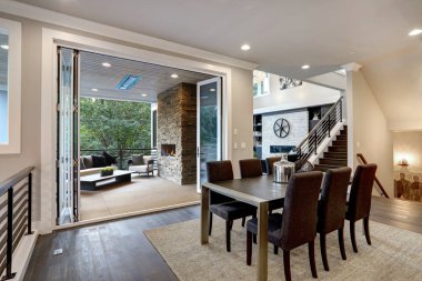 Açık yaşam alanı manzaralı lüks yemek odası.