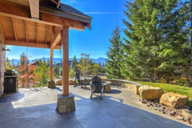 Ateş çukuru ve güzel dağ manzaralı açık veranda.