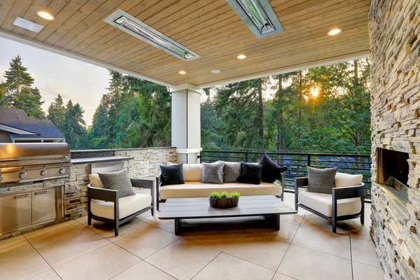 Luxus Modern Ház Külső Fedett Terasz Kandallóval Kényelmes Rattan Bútorok — Stock Fotó