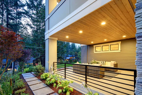 Luxus Überdachte Terrasse Mit Steinkamin Und Gemütlichem Interieur — Stockfoto