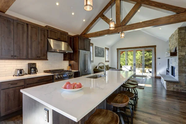 Luxe Moderne Keuken Kamer Met Groot Eiland Gewelfde Balken Plafond — Stockfoto