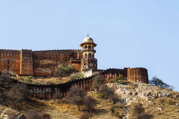 Antik Jaigarh Fort. Tarihi eserin büyük Moğol Hanedanı... Jaipur, Raja adam Singha.In Kuzey banliyösünde Lake Maota arkasında kayalık bir tepe tepe üzerinde müstahkem Villası.