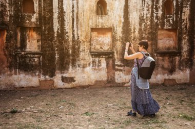 Kız Fort Amer. fotoğraf alıyor Hindistan. Jaipur, Raja adam Singha.In Kuzey banliyösünde Lake Maota arkasında kayalık bir tepe tepe üzerinde müstahkem Villası.
