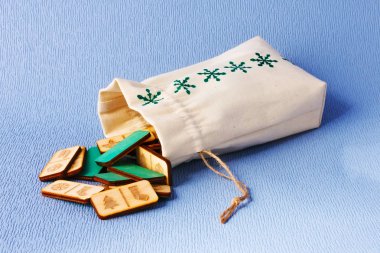 Noel süsleri el yapımı. Domino bir doku saç. Bir mavi arka planı