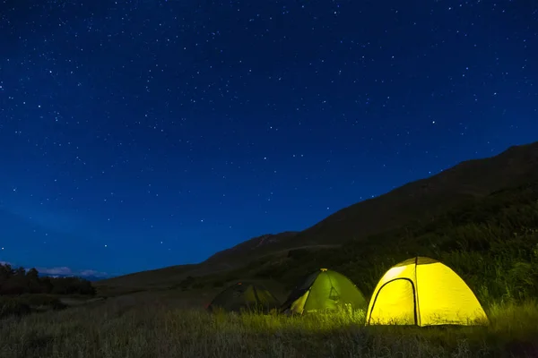 Camper Nuit Lumière Dans Les Tentes Ciel Étoilé Voyage Plusieurs — Photo