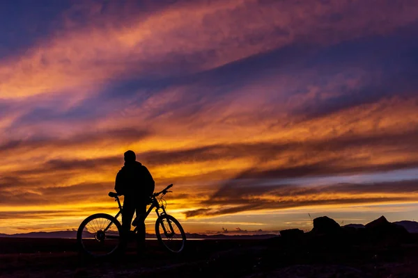 Rowerzysta Przeciwko Piękny Zachód Słońca Człowiek Stoi Roweru Patrzy Zachód — Zdjęcie stockowe