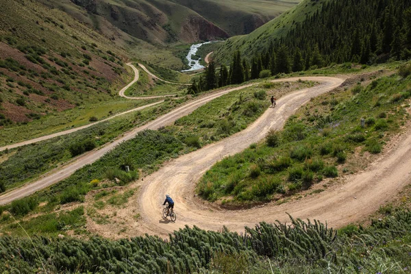 Biciklivel Egy Ember Egy Kerékpár Mountain Pass Kirgizisztán — Stock Fotó