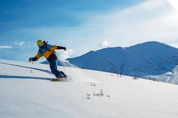 Tipo Monta Una Tabla Snowboard Las Montañas Nieve Prístina Montañas —  Fotos de Stock