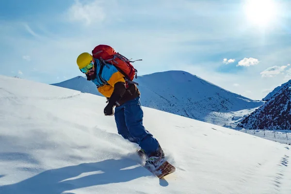 Hombre Baja Montaña Una Tabla Snowboard Día Soleado Montañas Kirguistán —  Fotos de Stock