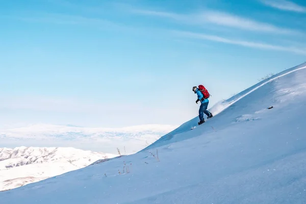 Tipo Monta Una Tabla Snowboard Las Montañas Nieve Prístina Montañas —  Fotos de Stock