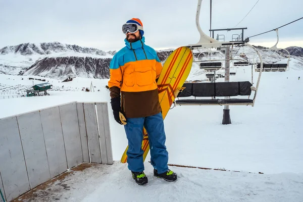 Estación Esquí Tipo Con Una Tabla Snowboard Sus Manos Está —  Fotos de Stock