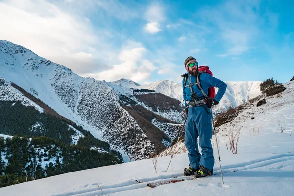 Hombre Dedica Esquiar Splitboarding Amanecer Las Montañas Kirguistán — Foto de Stock