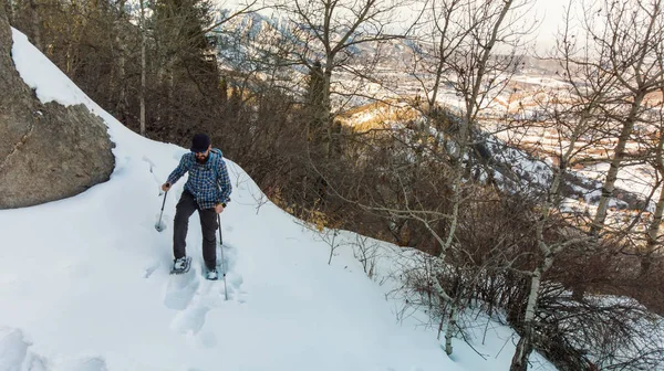 Caminante Las Montañas Camina Sobre Raquetas Nieve Hombre Eleva Cima —  Fotos de Stock