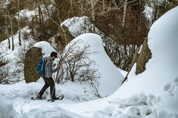 Hiker Mountains Walks Snowshoes Man Alone Forest Descends Mountain Winter — Stock Photo, Image