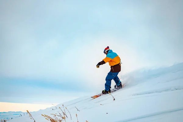 Tipo Monta Una Tabla Snowboard Las Montañas Nieve Prístina Montañas —  Fotos de Stock