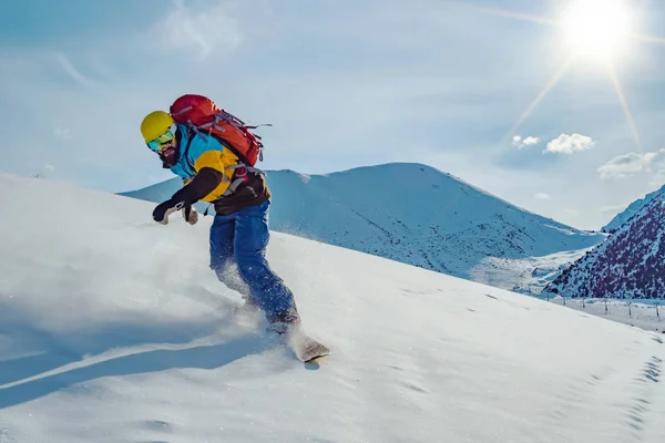 Joven Monta Una Tabla Snowboard Nieve Intacta Las Montañas Montañas —  Fotos de Stock