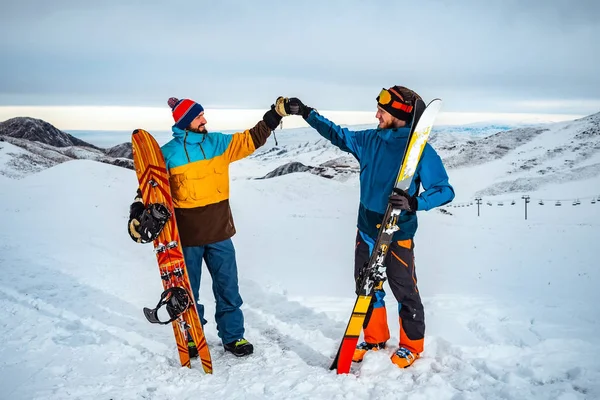 Esquiador Snowboarder Ladera Estación Esquí Saludarse Hacen Gesto Amistoso Conectando —  Fotos de Stock