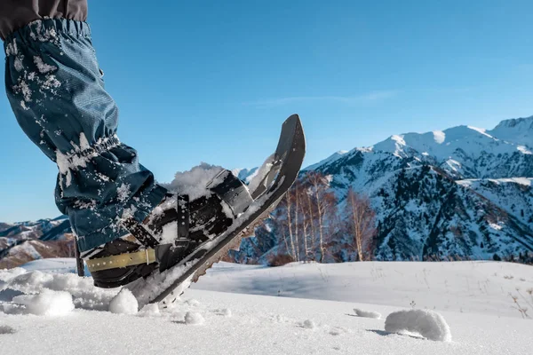 Las Raquetas Nieve Usan Primer Plano Pierna Sobre Fondo Montañas —  Fotos de Stock