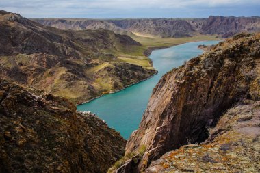 Derin bir geçit akan bir güzel, turkuaz nehir.