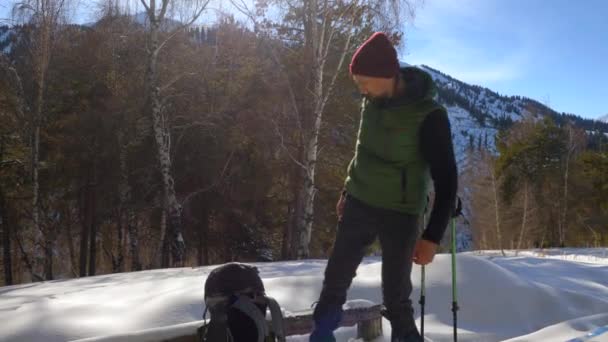 Viaggiatore Ragazzo Cammina Con Ciaspole Inverno Montagna Siede Una Panchina — Video Stock