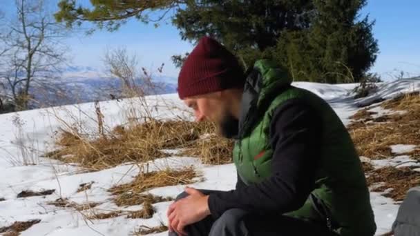 Man Zit Een Bankje Bergen Hij Rust Zonnige Dag Bergen — Stockvideo