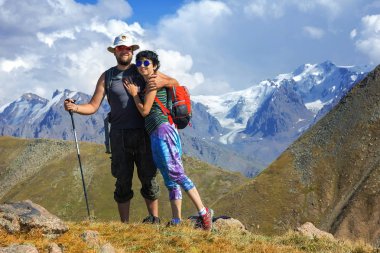 Bir kız olan bir adam. Dağlarda trekking