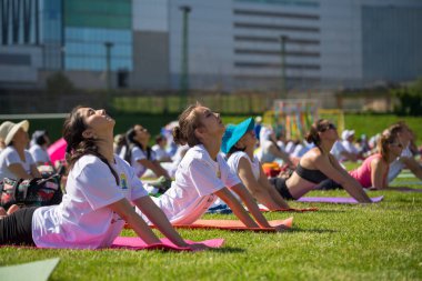 Almatı, Kazakistan - 18 Haziran 2017: Yoga gün şehirde. Kitle Yoga açık havada