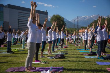 Almatı, Kazakistan - 18 Haziran 2017: Yoga gün şehirde. Kitle Yoga açık havada