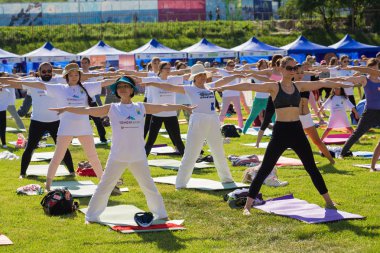 Almatı, Kazakistan - 18 Haziran 2017: Yoga gün şehirde. Kitle Yoga açık havada