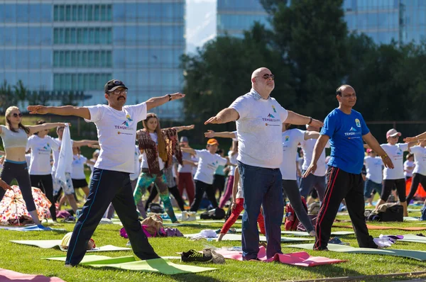 Almatı, Kazakistan - 18 Haziran 2017: Yoga gün şehirde. Kitle Yoga açık havada