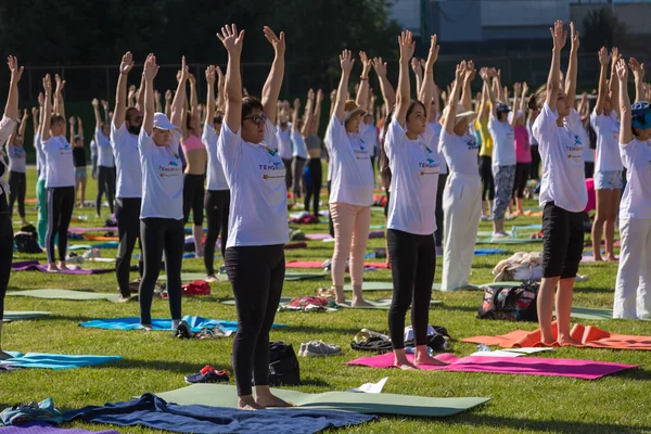 Almatı, Kazakistan - 18 Haziran 2017: Yoga gün şehirde. Kitle Yoga açık havada