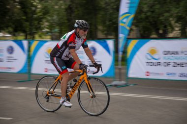 Taldykorgan, Kazakistan - 21 Mayıs 2017: Yaşlı bir erkek atlet bir yol bisikleti rides.