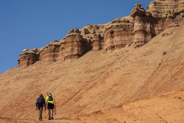 Két utas gyaloglás a sivatagi Felvidéken — Stock Fotó