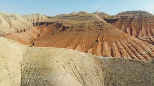 Turista Levanta Cuesta Arriba Caminando Largo Cresta Terreno Desierto Grabación — Vídeo de stock