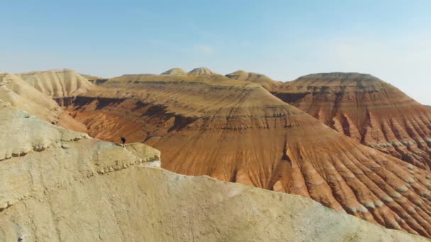 Seyahat Çantası Olan Adam Tepede Yürürken Yokuş Yukarı Yükseliyor Çöl — Stok video