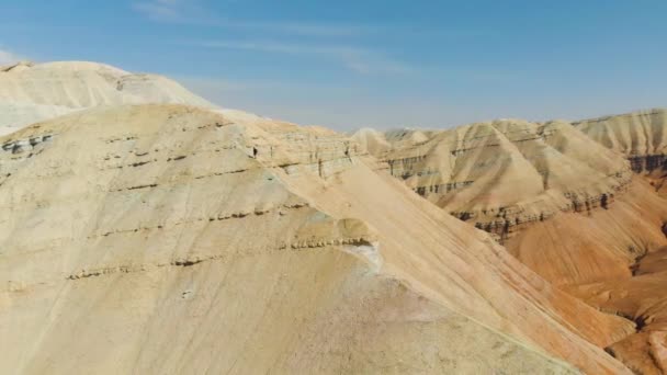 Guy Egy Utazási Hátizsák Emelkedik Felfelé Sétált Gerincen Sivatagi Terep — Stock videók