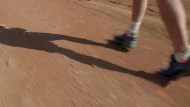 砂漠を駆け抜ける足のアスリート クロスカントリーランニング — ストック動画